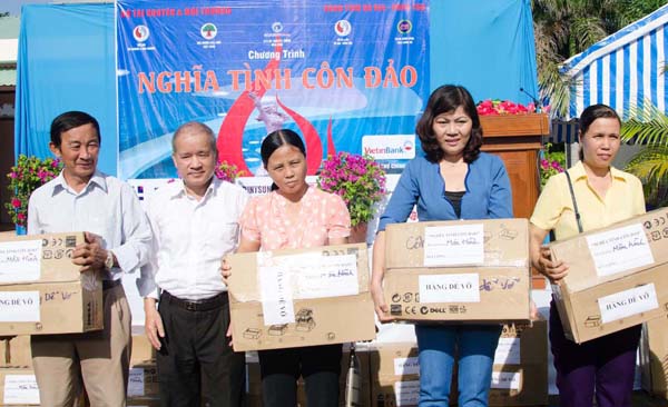 Chương[-]trình[-]“Nghĩa[-]tình[-]Côn[-]Đảo”[-]hưởng[-]ứng[-]Tuần[-]lễ[-]Biển[-]và[-]Hải[-]đảo[-]Việt[-]Nam[-]2015
